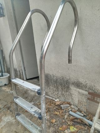 Escalera de piscina metálica