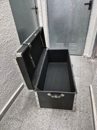 Baúl negro con detalles plateados