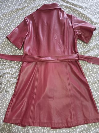 Vestido polipiel Stradivarius burdeos talla L