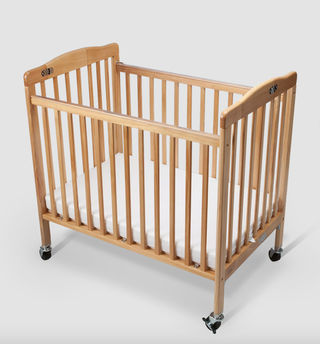 Cuna de madera plegable con ruedas
