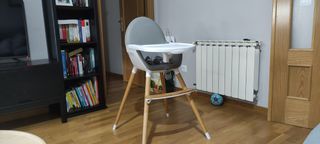 Trona infantil madera y gris