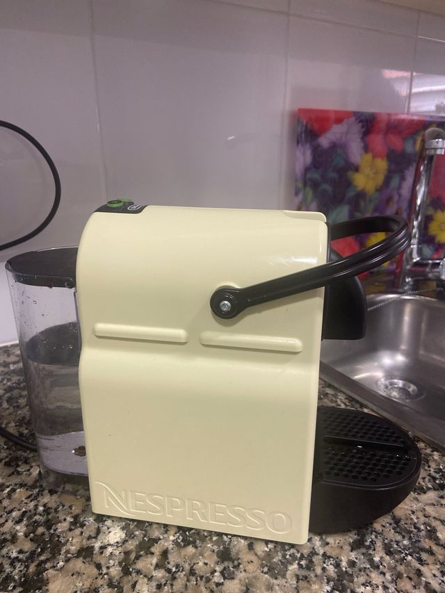 Cafetera Nespresso DeLonghi color crema. 