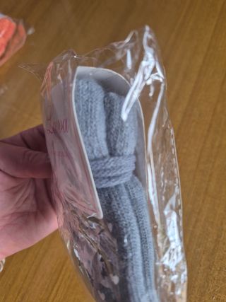 Luvas de criança cinza com corações