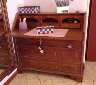 Scrittoio con ribaltina in ottimo stato.