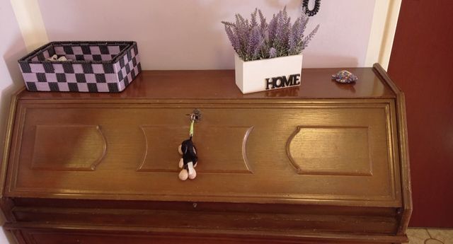 Scrittoio con ribaltina in ottimo stato.