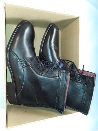 Botines de piel de color negro 