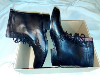Botines de piel de color negro 