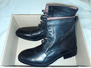 Botines de piel de color negro 