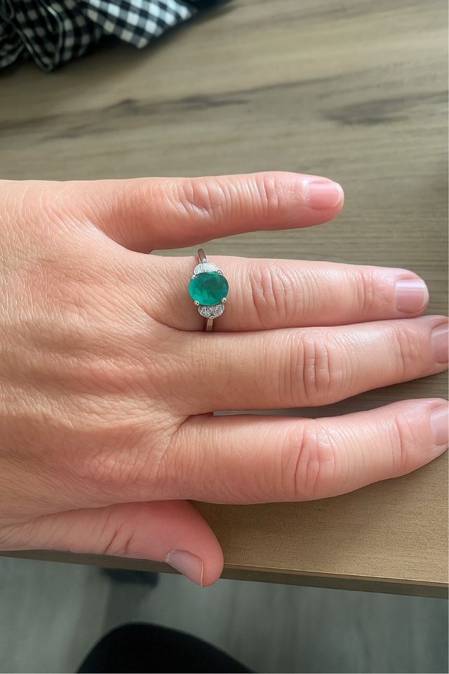 Sortija oro blanco esmeralda y diamantes