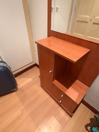 Recibidor con espejo de madera