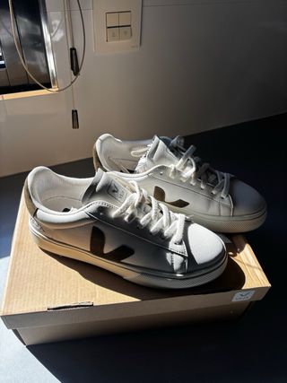 Zapatillas Veja blancas y marrones