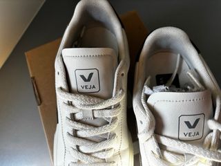 Zapatillas Veja blancas y marrones
