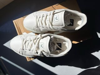 Zapatillas Veja blancas y marrones