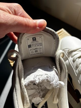 Zapatillas Veja blancas y marrones