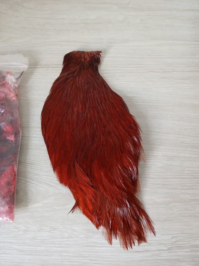 Cuello de plumas de gallo rojo + mazo de plumas.