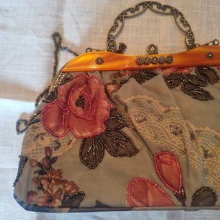 Bolso de fiesta floral con cadena