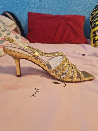 Sandalias doradas de tacón