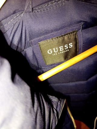 Cazadora Guess acolchada azul