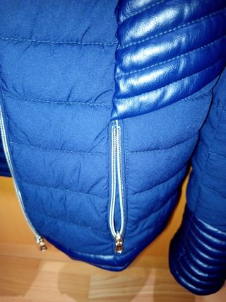 Cazadora Guess acolchada azul