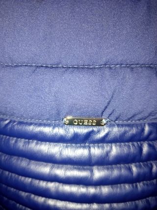 Cazadora Guess acolchada azul