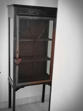 Vitrina antigua de madera y cristal
