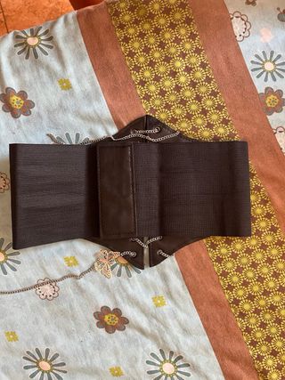 Corpiño negro con cadena y mariposas