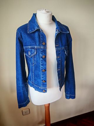 Cazadora vaquera azul. 