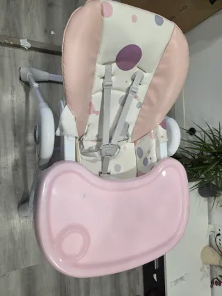 Trona Chicco plegable blanco y rosa con ruedas