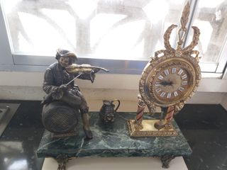 Reloj de mesa de mármol y metal