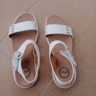 Sandalias Woman Key plateadas y blancas talla 40