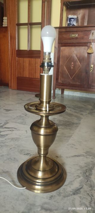 Lámpara de pie dorada de metal