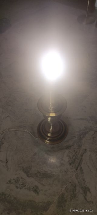 Lámpara de pie dorada de metal