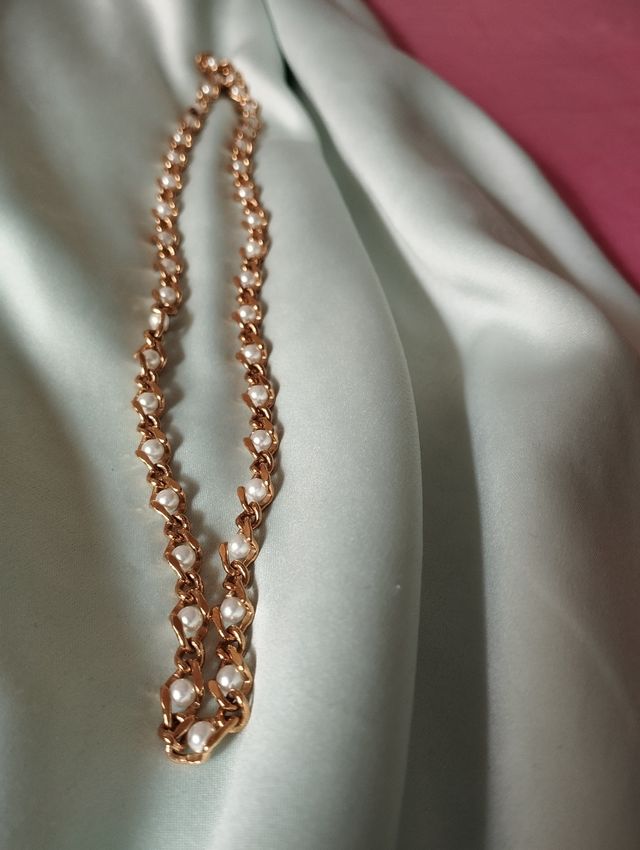 Cadena gargantilla chapada en oro con perlas