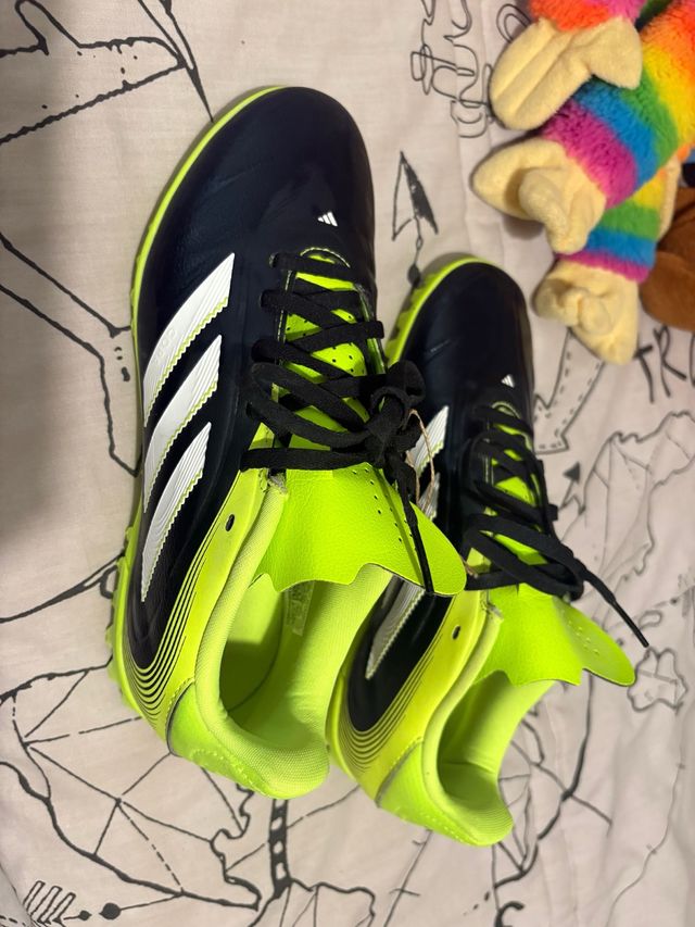 Zapatillas Adidas Fútbol Multitacos Negras y Verde