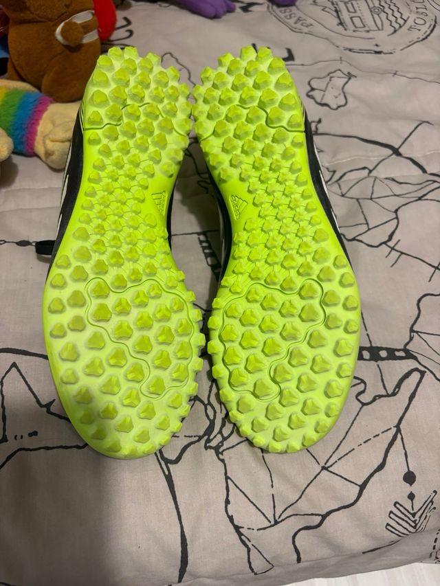 Zapatillas Adidas Fútbol Multitacos Negras y Verde