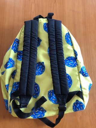 Mochila Eastpak amarilla con estampado