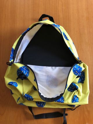 Mochila Eastpak amarilla con estampado