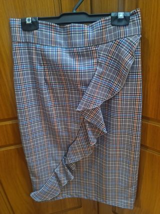 Falda de cuadros con volantes