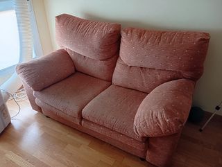 Sofá de tela naranja y rosa