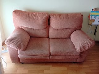Sofá de tela naranja y rosa
