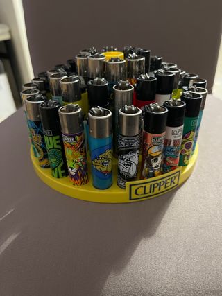 Espositore Clipper con accendini da collezione