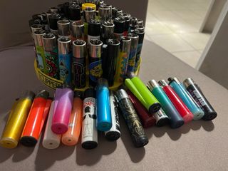 Espositore Clipper con accendini da collezione