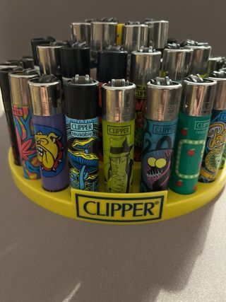 Espositore Clipper con accendini da collezione