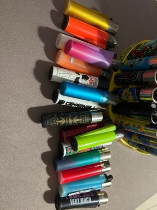 Espositore Clipper con accendini da collezione