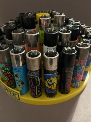 Espositore Clipper con accendini da collezione