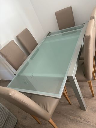Conjunto de mesa de salón y sillas