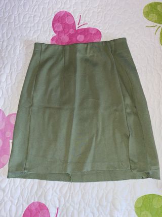 Falda corta verde con abertura