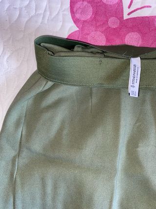 Falda corta verde con abertura