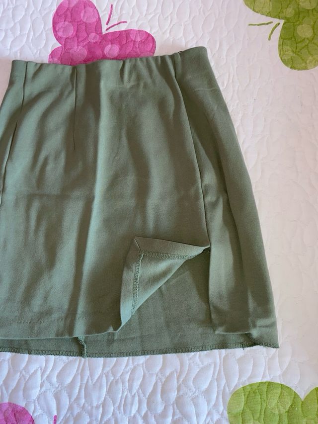 Falda corta verde con abertura
