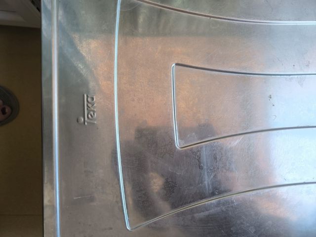 Fregadero y grifo de metal plateado